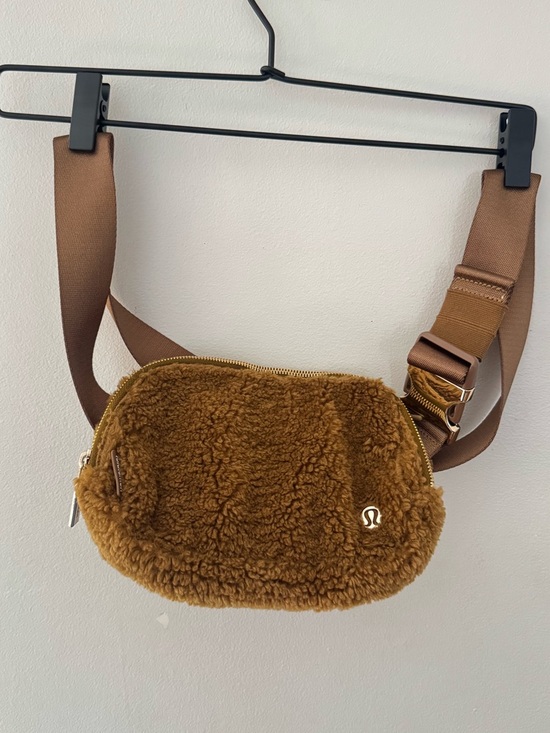 lululemon athletica Handbags - Lululemon Everywhere Fleece Belt Bag
Burnt Caramel